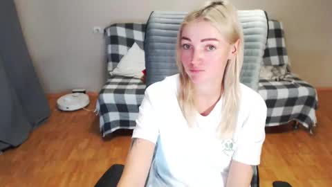 Snapshot of puma_ma chatting on 11-29-25, 01:03 Polly online show from 11-29-25, 01:03