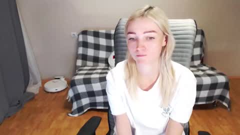 Snapshot of puma_ma chatting on 12-01-25, 01:27 Polly online show from 12-01-25, 01:27