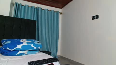 Snapshot of queen_armani chatting on 01-25-25, 11:00 Queen armani online show from 01-25-25, 11:00