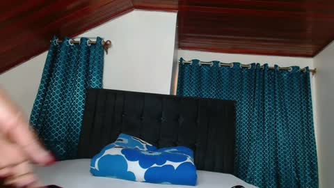 Snapshot of queen_armani chatting on 02-06-25, 04:10 Queen armani online show from 02-06-25, 04:10