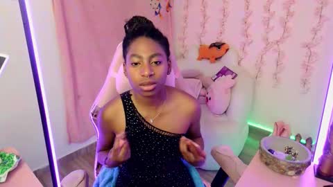 Snapshot of queen_perla_ chatting on 12-18-25, 08:04 online show from 12-18-25, 08:04