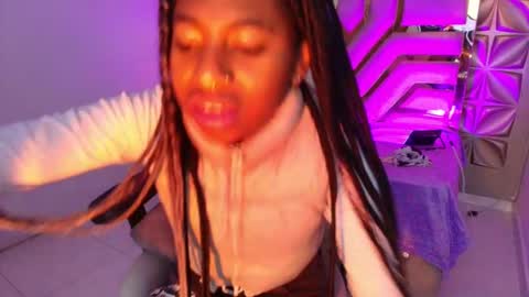 Snapshot of queen_perla_ chatting on 02-19-26, 11:50 online show from 02-19-26, 11:50