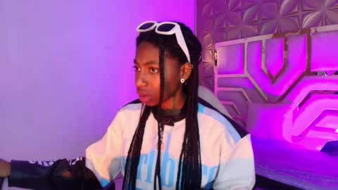 Snapshot of queen_perla_ chatting on 02-26-26, 12:04 online show from 02-26-26, 12:04