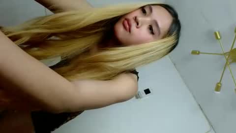 Snapshot of queena10 chatting on 10-22-25, 11:26 CALL ME YOUR QUEEN AIVY1 online show from 10-22-25, 11:26