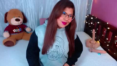 Snapshot of queenamazon_ chatting on 09-15-25, 05:29 Queenamazon  online show from 09-15-25, 05:29