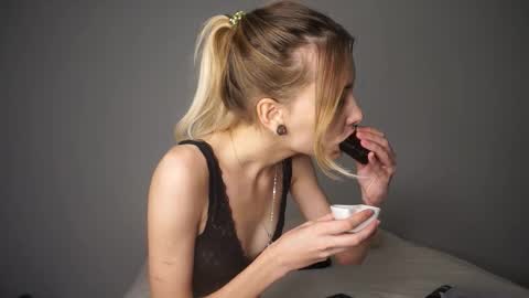 Sara online show from 09-28-25, 04:34