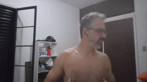 Snapshot of rafaelsel chatting on 10-18-25, 04:04 Big Uncle Jungle online show from 10-18-25, 04:04