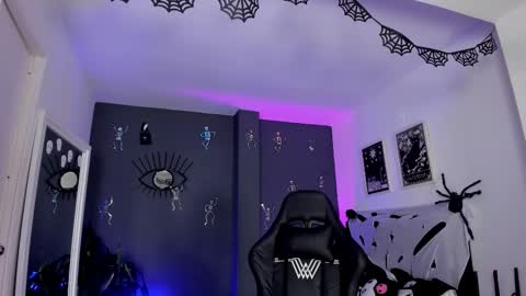 Raven Witch online show from 10-29-25, 09:16