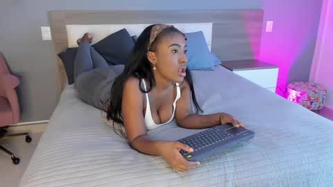 Snapshot of rebeca_cortez1 chatting on 09-29-25, 08:35 I invite you to my birthday on November 3th  online show from 09-29-25, 08:35