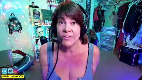 Snapshot of rebeccalovexxx chatting on 10-20-25, 10:43 Rebecca Love online show from 10-20-25, 10:43