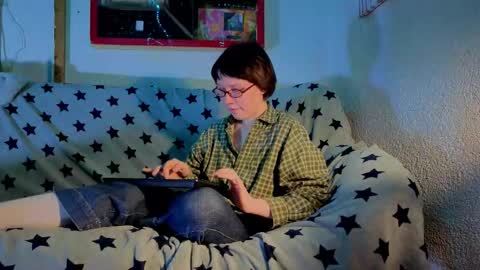 Snapshot of reborn_elf chatting on 10-18-25, 05:57 Lara online show from 10-18-25, 05:57