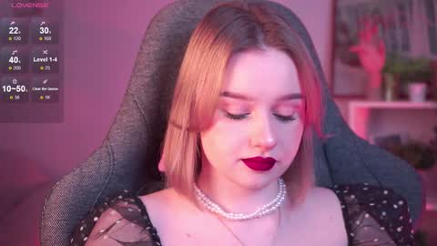 Snapshot of red_queeen chatting on 12-06-24, 06:28 QUEEN OF EVIL online show from 12-06-24, 06:28