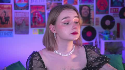 Snapshot of red_queeen chatting on 12-23-24, 11:39 QUEEN OF EVIL online show from 12-23-24, 11:39