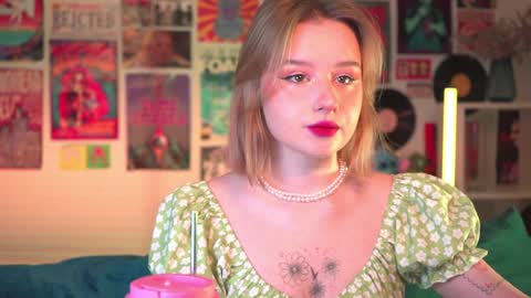 Snapshot of red_queeen chatting on 12-28-24, 08:15 QUEEN OF EVIL online show from 12-28-24, 08:15