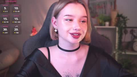 Snapshot of red_queeen chatting on 01-15-25, 11:40 QUEEN OF EVIL online show from 01-15-25, 11:40