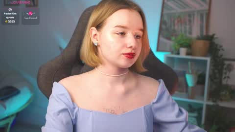 Snapshot of red_queeen chatting on 03-12-25, 02:30 QUEEN OF EVIL online show from 03-12-25, 02:30