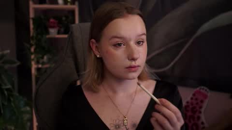 Snapshot of red_queeen chatting on 10-12-25, 02:21 QUEEN OF EVIL online show from 10-12-25, 02:21