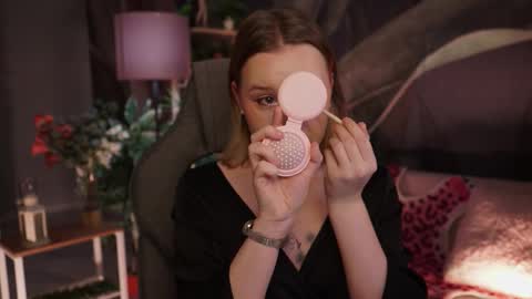 Snapshot of red_queeen chatting on 10-26-25, 02:06 QUEEN OF EVIL online show from 10-26-25, 02:06