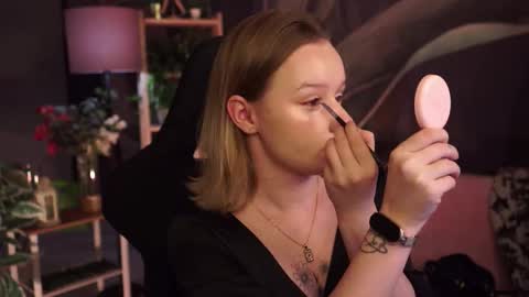 Snapshot of red_queeen chatting on 11-09-25, 02:21 QUEEN OF EVIL online show from 11-09-25, 02:21