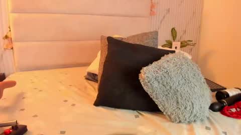 reginavegaa online show from 03-10-25, 06:23