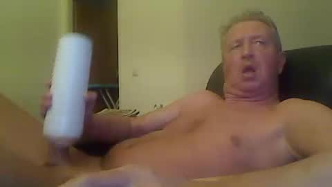 Snapshot of reini7211 chatting on 10-16-25, 12:22 reini7211 online show from 10-16-25, 12:22