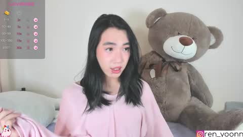 Snapshot of ren_yoonn chatting on 10-19-25, 08:59 Ren online show from 10-19-25, 08:59