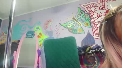 Snapshot of rene_heartz99 chatting on 10-19-25, 11:33 Naughty closet slut here to suck all your friends off online show from 10-19-25, 11:33