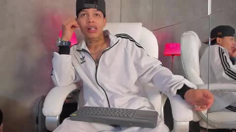 Snapshot of renzo_dogan chatting on 12-02-25, 02:39 Ren online show from 12-02-25, 02:39