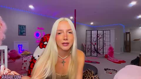 Snapshot of riababe chatting on 11-04-25, 03:49 ria online show from 11-04-25, 03:49