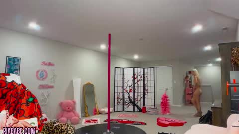 Snapshot of riababe chatting on 11-13-25, 04:00 ria online show from 11-13-25, 04:00