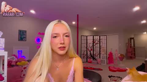 Snapshot of riababe chatting on 11-18-25, 03:23 ria online show from 11-18-25, 03:23