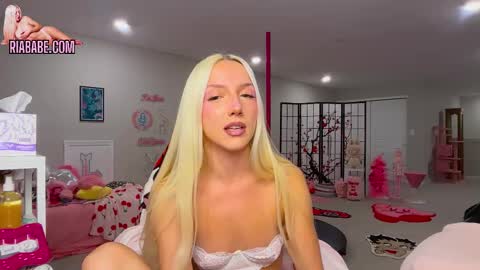 Snapshot of riababe chatting on 11-25-25, 03:50 ria online show from 11-25-25, 03:50