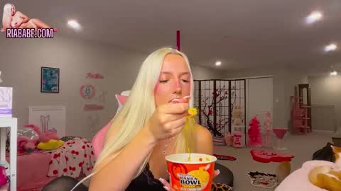 Snapshot of riababe chatting on 11-27-25, 03:52 ria online show from 11-27-25, 03:52