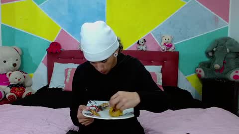 Snapshot of rich_de_la_rosa chatting on 12-17-24, 05:18 rich and kitty online show from 12-17-24, 05:18