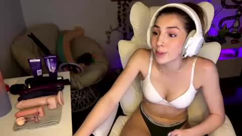 Snapshot of richhousewives chatting on 10-20-25, 01:17 Amber online show from 10-20-25, 01:17