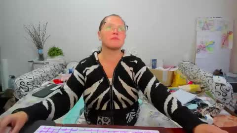 Anna - not anna - right Anna  online show from 12-15-25, 01:04