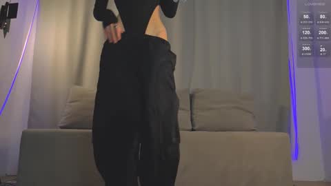 Snapshot of rinacain chatting on 10-27-25, 07:01 RINA online show from 10-27-25, 07:01