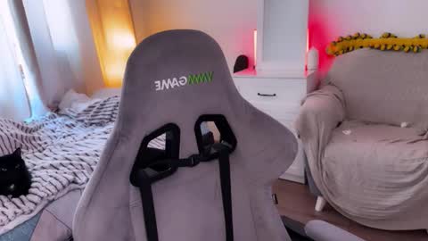   DianaBrite            fansl y online show from 03-10-26, 10:53