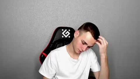 robert10211 online show from 11-06-25, 03:24