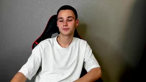 robert10211 online show from 11-18-25, 03:34