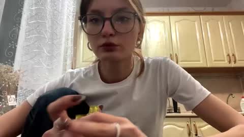 robynsentinella online show from 11-25-25, 08:47