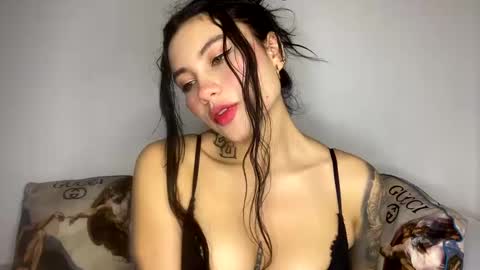 Snapshot of rockandlovexx chatting on 01-30-25, 01:33 Samantha Estephania  online show from 01-30-25, 01:33