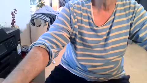 Snapshot of rolandloser1000 chatting on 12-19-24, 08:23 rolandloser1000 online show from 12-19-24, 08:23