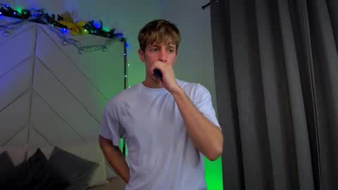 Snapshot of romeo_ricci1 chatting on 12-20-25, 04:41 Romeo Ricci online show from 12-20-25, 04:41