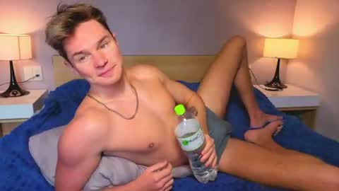 Romeo online show from 07-04-26, 01:56