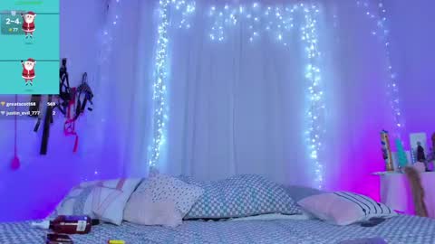 Snapshot of romirousexx chatting on 12-24-24, 09:50 Romi Rouse online show from 12-24-24, 09:50