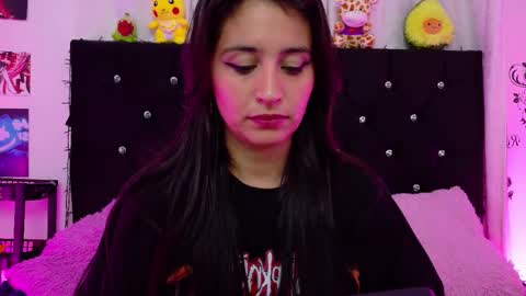 Snapshot of rose_smiley1 chatting on 10-14-25, 03:40 Rose online show from 10-14-25, 03:40