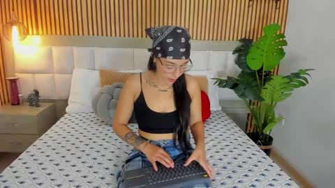 Snapshot of roseaurora chatting on 10-19-25, 01:23 roseaurora online show from 10-19-25, 01:23