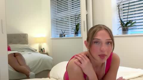 Bella  online show from 10-17-25, 04:42