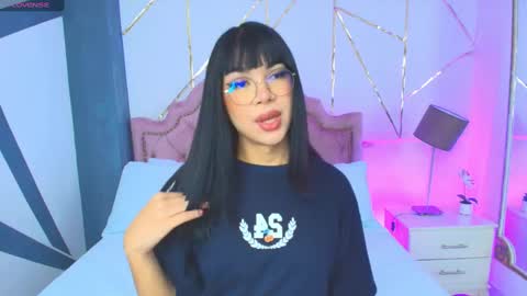 Snapshot of rosecassie chatting on 01-17-25, 01:35 Rose online show from 01-17-25, 01:35
